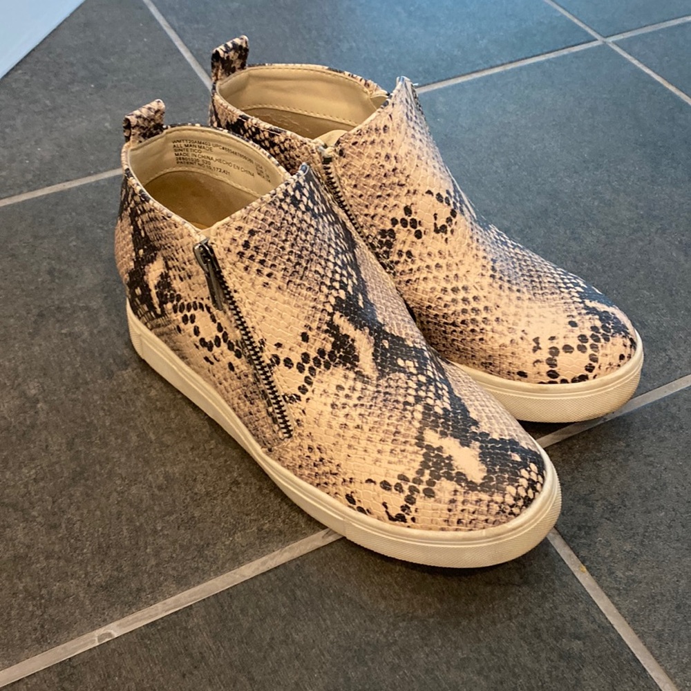 Ladies snake skin shoes